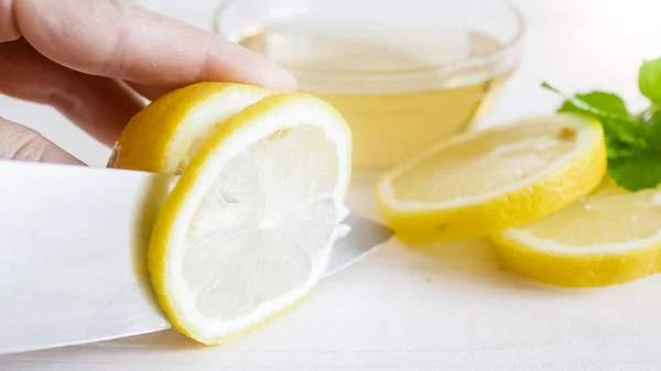 요리사 칼 절단 신선한 레몬을 들고 여자의 근접 촬영 사진 — 스톡 사진
