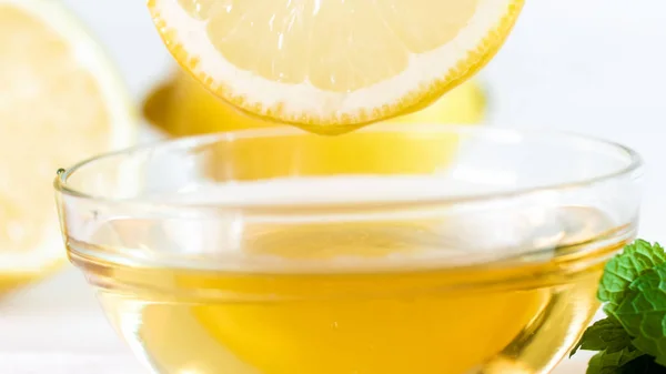 Imagem macro de tigela com mel e fatia de limão — Fotografia de Stock