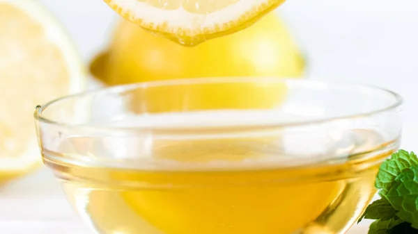 Imagem macro de fatia de limão suculenta acima da xícara de chá quente — Fotografia de Stock