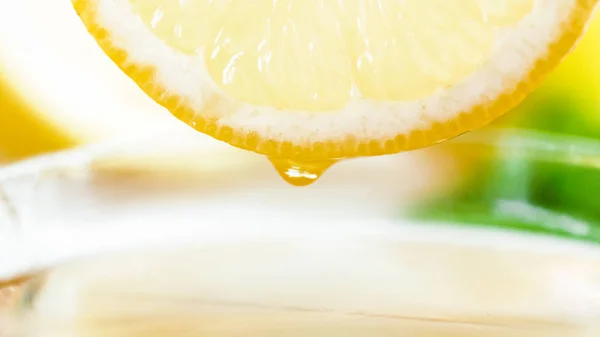 新鮮なレモン スライスの側に掛かっている液滴のマクロ画像 — ストック写真