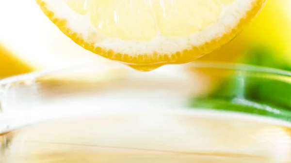 Detailní snímky ze strany citronová šťáva nad šálkem čaje — Stock fotografie