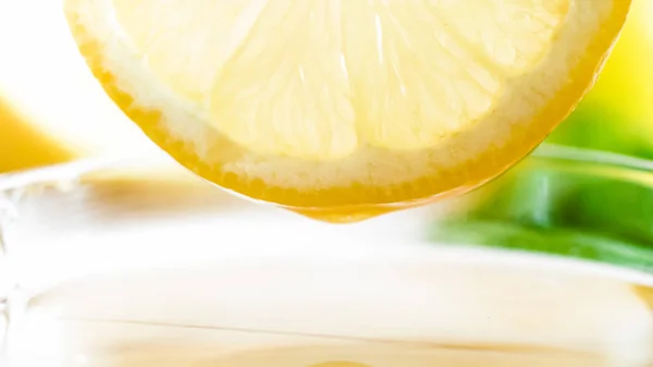 Fincan çay düşen limon dilimi görüntüsünü makro — Stok fotoğraf