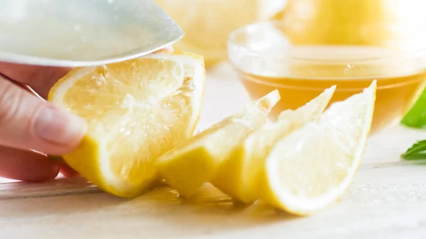 손 나무 보드에 신선한 레몬을 절단의 매크로 이미지 — 스톡 사진