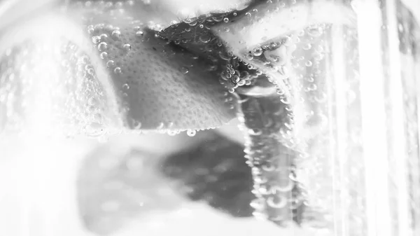 Imagen macro en blanco y negro de burbujas de aire en limonada — Foto de Stock