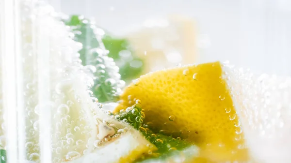 Μακροεντολή εικόνα λεμόνια και μέντας σε ποτήρι κρύα λεμονάδα — Φωτογραφία Αρχείου