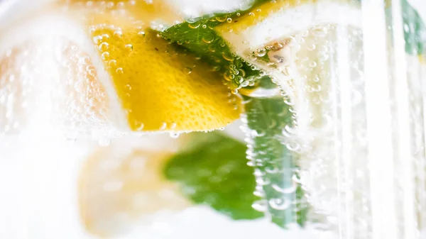 Κοντινό πλάνο εικόνα των φυσαλίδων αέρα στο ποτήρι κρύο φρέσκια λεμονάδα — Φωτογραφία Αρχείου