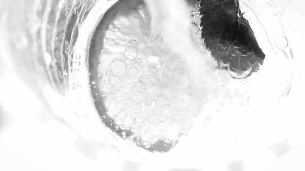 Macro opname vanaf bovenkant van het glas te vullen met limonade — Stockfoto