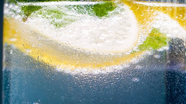 Imagem macro de vidro frio enevoado de limonada — Fotografia de Stock