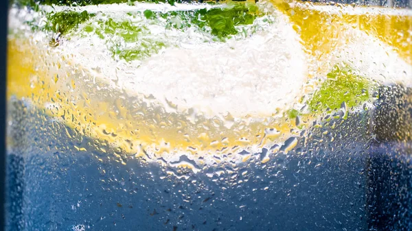 Macro abstracte afbeelding van waterdruppels op glas limonade — Stockfoto