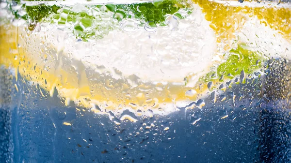 Φωτογραφία: closeup σταγονίδια νερού σε ΕΘΝΙΚΗ ΚΟΜΨΗ ποτήρι κρύα λεμονάδα — Φωτογραφία Αρχείου