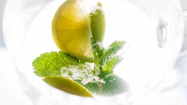 Cam taze soğuk limonata üstten görüntülemek — Stok fotoğraf