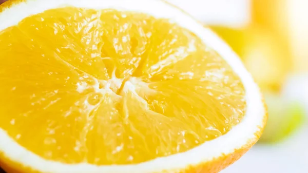 Närbild bild av nyklippt saftig apelsin — Stockfoto