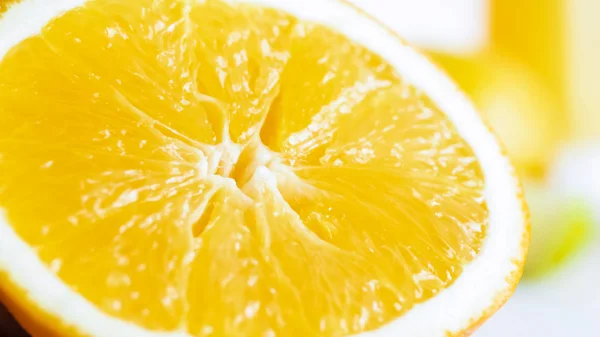 Närbild bild av juicy orange massa över vit bakgrund — Stockfoto