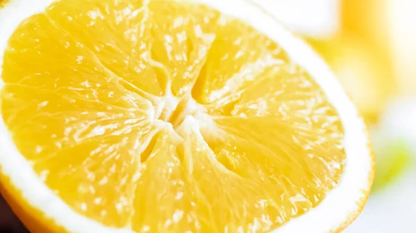 Imagen macro de naranja recién cortada sobre fondo blanco — Foto de Stock