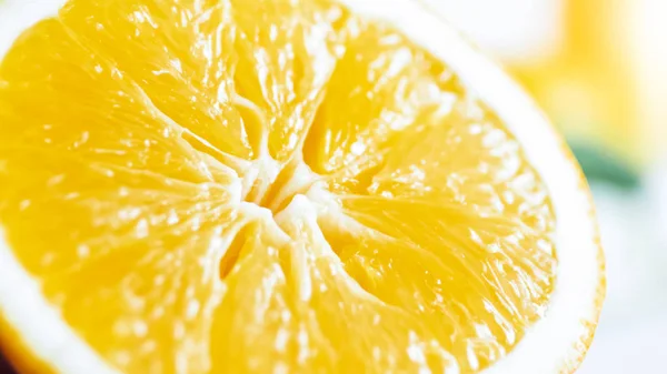 Imagem macro de laranja molhada brilhante metade na mesa branca — Fotografia de Stock