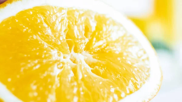 Imagen de primer plano de la mitad naranja jugosa húmeda — Foto de Stock