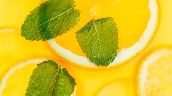 Macro imagen de limonada naranja con menta — Foto de Stock