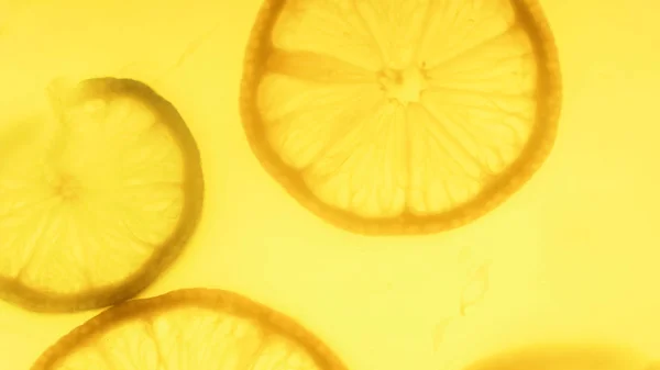 Imagen macro de siluetas de rodajas naranjas retroiluminadas — Foto de Stock