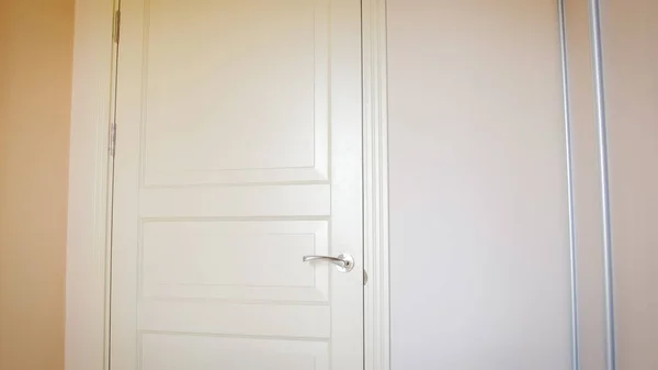 Imagem de close-up da porta de madeira branca no quarto do hotel — Fotografia de Stock