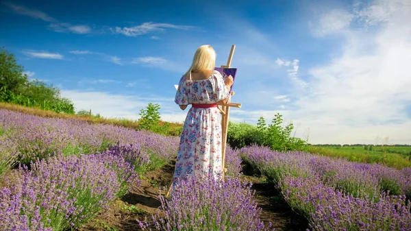 Visão traseira imagem de artista jovem foto pintura do campo de lavanda — Fotografia de Stock