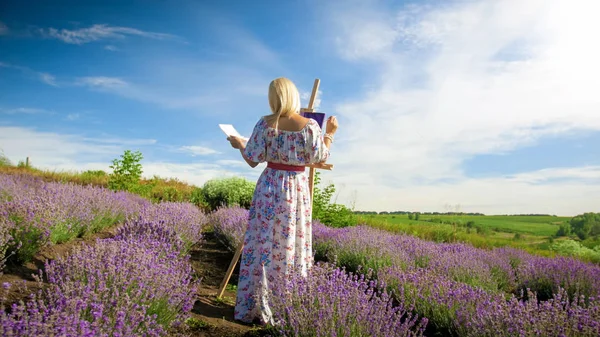 Arka görünümü görüntü içinde uzun elbise Boyama resim güzel lavanta alanın Provence adlı genç kadın — Stok fotoğraf