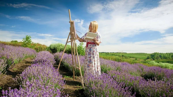 Belle jeune femme en robe longue peinture photo de champ de lavande en Provence — Photo