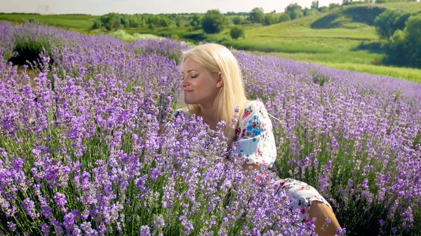 Romantik sarışın kadın rahatlatıcı sabah lavanta alanında portresi — Stok fotoğraf