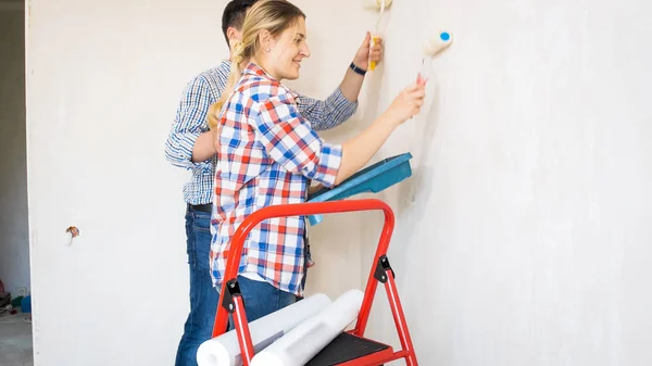Portrait of smiling couple doing renovation at new house — Stock Photo, Image