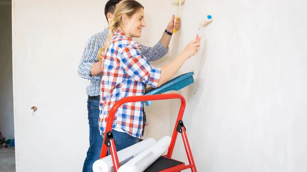 Portret van lachende paar doen renovatie bij nieuwe huis — Stockfoto