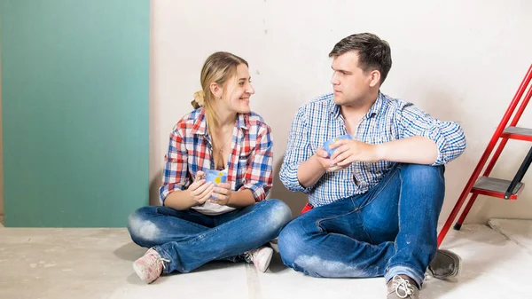 Glückliches junges Paar spricht nach Renovierung im neuen Haus — Stockfoto