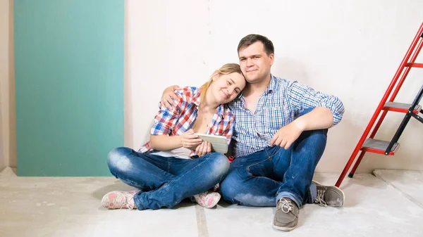 Hermosa pareja sonriente abrazándose en su nuevo hogar bajo renovación —  Fotos de Stock