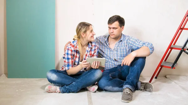 Ung man och kvinna att välja nya möbler på hus under uppbyggnad — Stockfoto
