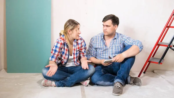Ung man och kvinna att ha konflikter i nya hus under uppbyggnad — Stockfoto