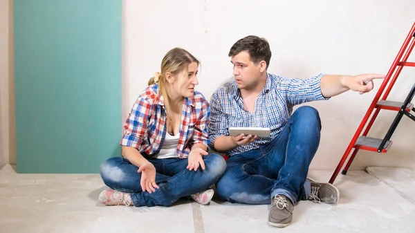 Junges Paar streitet wegen Entwurf für neues Haus — Stockfoto