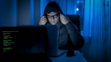 Erkek hacker kafasına takan ve gece Hood çalışma portresi