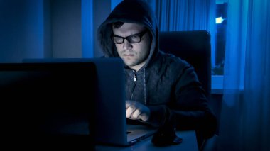 Laptop evde çalışma gece konsantre genç adam