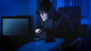 Program kodu üzerinde çalışma gece kapüşonlu genç hacker