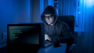 Portre genç hacker program kodunda suç kırma