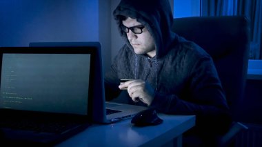 Dizüstü bilgisayar kullanarak kredi kartından para çalmak başlıklı erkek hacker