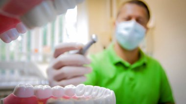 Doktor Diş matkap tutan ağız içinde görüntülemek