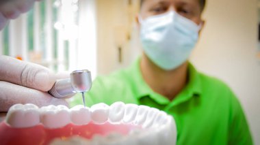 Portre resim bir dişçi diş matkapla hastalar diş üzerinde çalışma