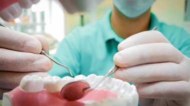 Diş hekimi diş check-up için diş aygıtlar holding eller closeup görüntü