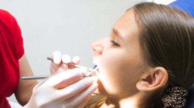 Esmer kızın dişlerini kontrol iken diş hekimi sandalyede oturma portre porrait