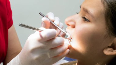 Bir dişçi portre resim kızlar diş teftiş lateks eldiven eller