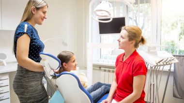 Anne ve kız Kliniği, çocuk diş hekimi dinleme