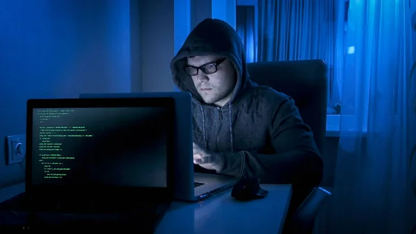 夜は自宅から働いて若い男性ハッカーの肖像画 — ストック写真