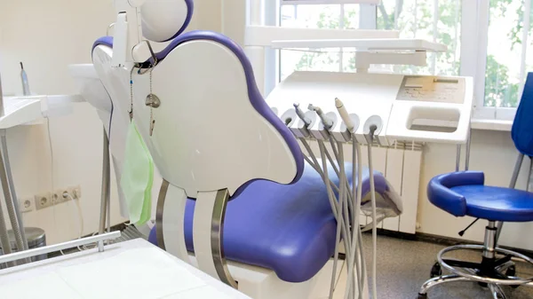 Closeup image of empty dentist chair and tools in clinic — Stock Photo, Image