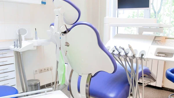Närbild bild av stol och tandläkare instrument i modern klinik — Stockfoto