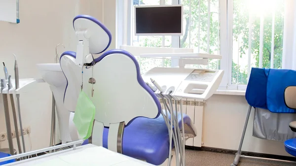 Närbild bild av Tom tandläkare stol och medicinsk utrustning i modern klinik — Stockfoto