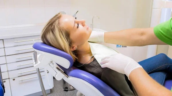 Close-up beeld van tandarts weefsel te zetten van zijn patiënt — Stockfoto